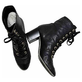 Chanel Schnürstiefel aus schwarzem perforiertem Leder