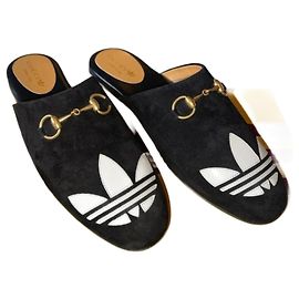 Mule Gucci x Adidas in pelle di cervo nera