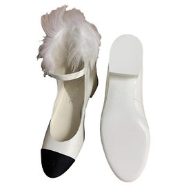 Zapatos de tacón Chanel de bloque blancos en charol 37