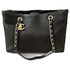 Bolsa Chanel Grand Shopping Chevron Preta de Couro