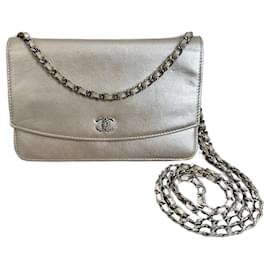 Bolso Chanel Woc de piel color champán plateado