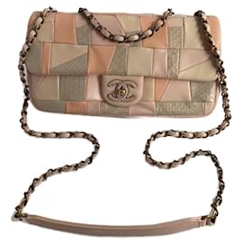 Borsa a mano Chanel in pelle e pitone rosa beige corallo