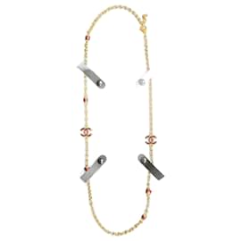 Collana lunga dorata CHANEL con dettagli CC in smalto.