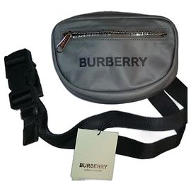 Bolso Burberry Cannon unisex de Nylon Econyl en color Gris Carbón.