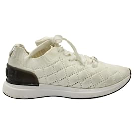 Gesteppte Low-Top-Sneakers von Chanel aus weißer Wolle