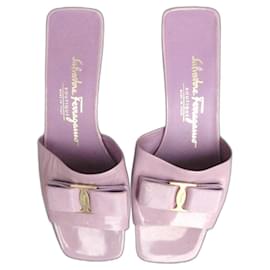 Salvatore Ferragamo Mules Vara Schleife Lavendel Lackleder