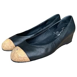 Décolleté Chanel in pelle nera con zeppa e punta in sughero 38