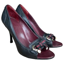 Gucci Pumps aus schwarzem Leder mit Schleife und offener Zehenpartie 37C