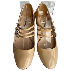 Miu Miu Zapatos Mary Jane de charol beige con tira de cristal 38