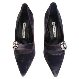 Manolo Blahnik Decebalo Pumps aus grauem Samt mit Swarovski Kristallschleife