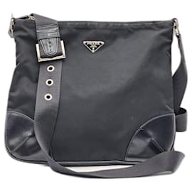 Borsa a tracolla Prada Tessuto in nylon nero con dettagli in pelle.