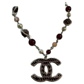 Collana Chanel con perle e pendente CC in tweed dorato
