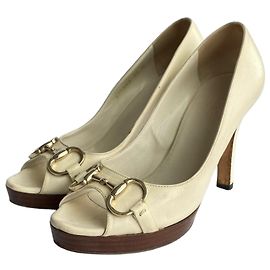 Gucci White Leather Horsebit Holz Plateau Peep Toe Pumps