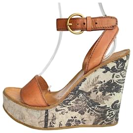 Sandali con zeppa Miu Miu in pelle marrone e tela con stampa floreale