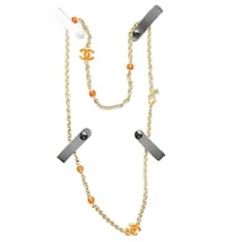 Collana lunga dorata CHANEL con dettagli CC in smalto.