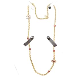 Collana lunga dorata CHANEL con dettagli CC in smalto.