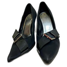 Bottega Veneta Spitz zulaufende schwarze Satinabsätze