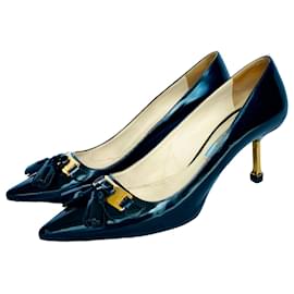 Décolleté Prada in pelle lucida nera con nappina e tacco dorato