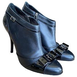 Salvatore Ferragamo Stiefeletten aus schwarzem Leder und Lackleder