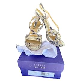 Sandali creati da Stuart Weitzman in stile pitone.