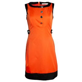 Karen Millen, Um vestido de linha em laranja
