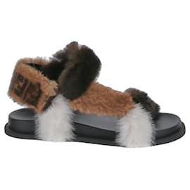 Fendi Sandalen aus Nerzfell Braun