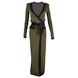 Balmain während die offene Vorderseite und der Gürtel zum Binden an der Taille eine schmeichelhafte Silhouette bilden