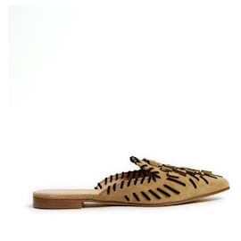 Alberta Ferretti Mules piatte EU39 in camoscio beige con perle US8.