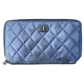 Cartera Chanel 2.55 en cuero azul iridiscente