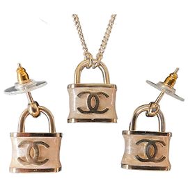 Chanel Set di orecchini e collana con lucchetto rosa iridescente CC B18P, con scatola.