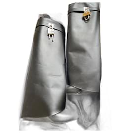 Botas Givenchy Shark Lock de cuero con corte amplio.