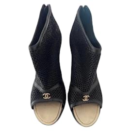 Décolleté Chanel in pelle traforata nera a punta aperta