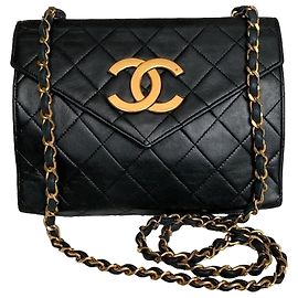 Borsa a tracolla vintage CHANEL in pelle di agnello con chiusura a busta trapuntata e dettagli in oro.