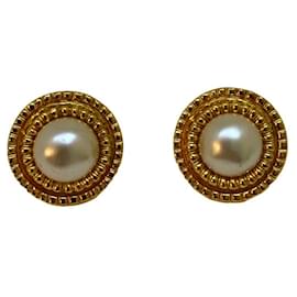 Orecchini Chanel Metallo dorato e perla in resina