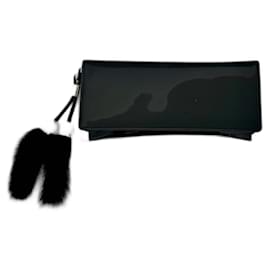Clutch Gucci de cuero negro brillante con borlas de cristal