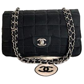 Borsa a tracolla CHANEL Jumbo Flap trapuntata quadrata con hardware argento e nylon.