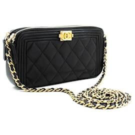 Portafoglio CHANEL Boy in caviale nero su catena con cerniera foderata WOC