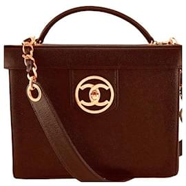 Borsa a tracolla con patta Chanel in caviale dorato 24 carati