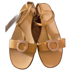 Sandali Salvatore Ferragamo Gancio in pelle Eggshell