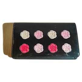 Cartera Chanel Cuero Negro Brillante Motivos Camelia