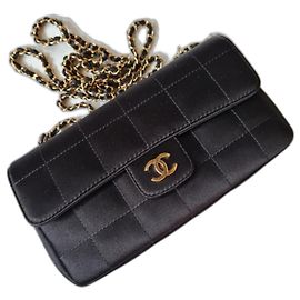 Chanel Borsa a patta in raso di camelia con barretta di cioccolato