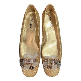 Décolleté Prada in pelle esotica dorata con pietre