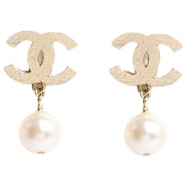 Chanel Orecchini con clip dorati trapuntati CC e pendente di perle L