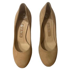 Décolleté Gina in camoscio beige tacco 11,5 cm