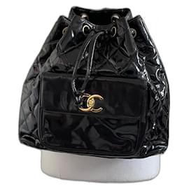 Mochila Chanel de cuero negro brillante