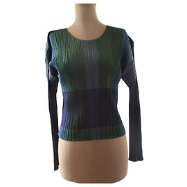 Issey Miyake Camiseta plisada, talla 5.