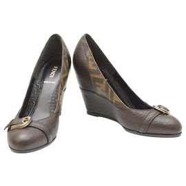 Fendi Keilabsatz Schuhe aus braunem Leder mit Zucca Monogramm und B Schnalle 37
