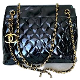 Sac à bandoulière en cuir verni matelassé CHANEL avec breloque médaillon CC en diamant. - Chanel