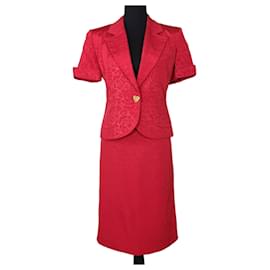 Costume rouge Yves Saint Laurent avec bouton en forme de cœur