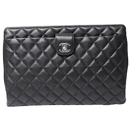 Pochette Chanel con montatura senza tempo in pelle di agnello trapuntata in pelle nera